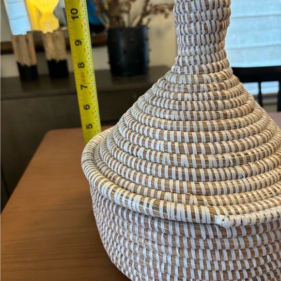 Brown and white African wicker lidded basket - Picture 2 of 4